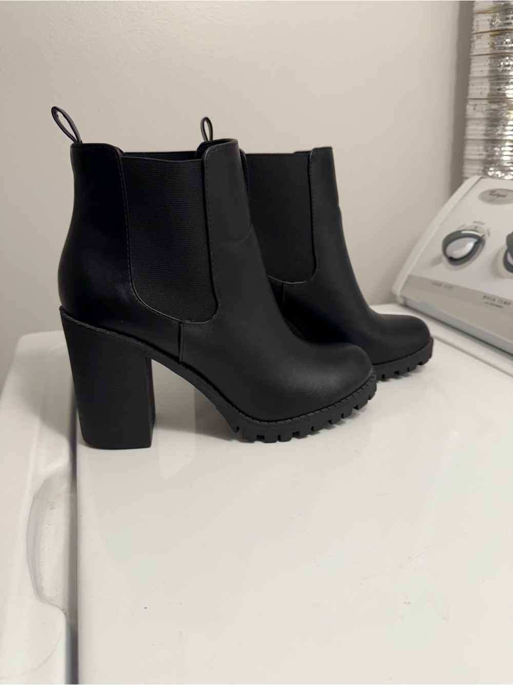 Soda Black Chelsea Lug-Soled Platform Ankle Boots 9